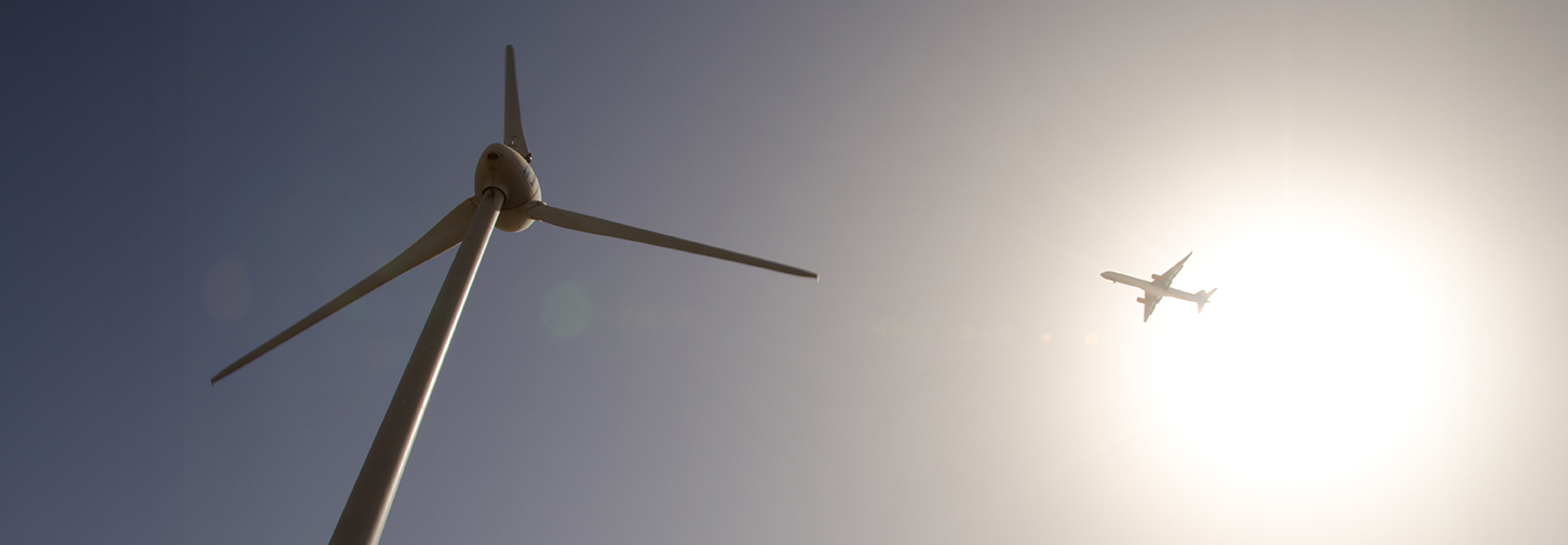  Avión y turbina eólica contra la luz